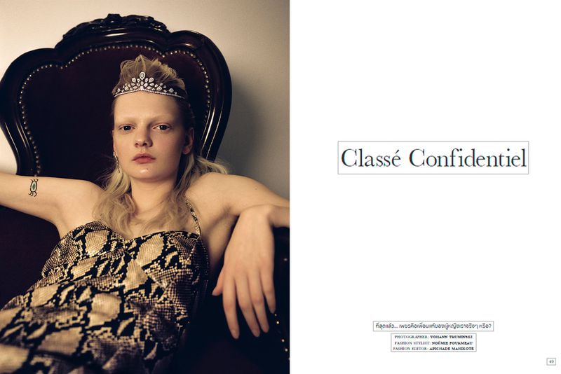 Double page de mode avec une femme couronnée en imprimé serpent