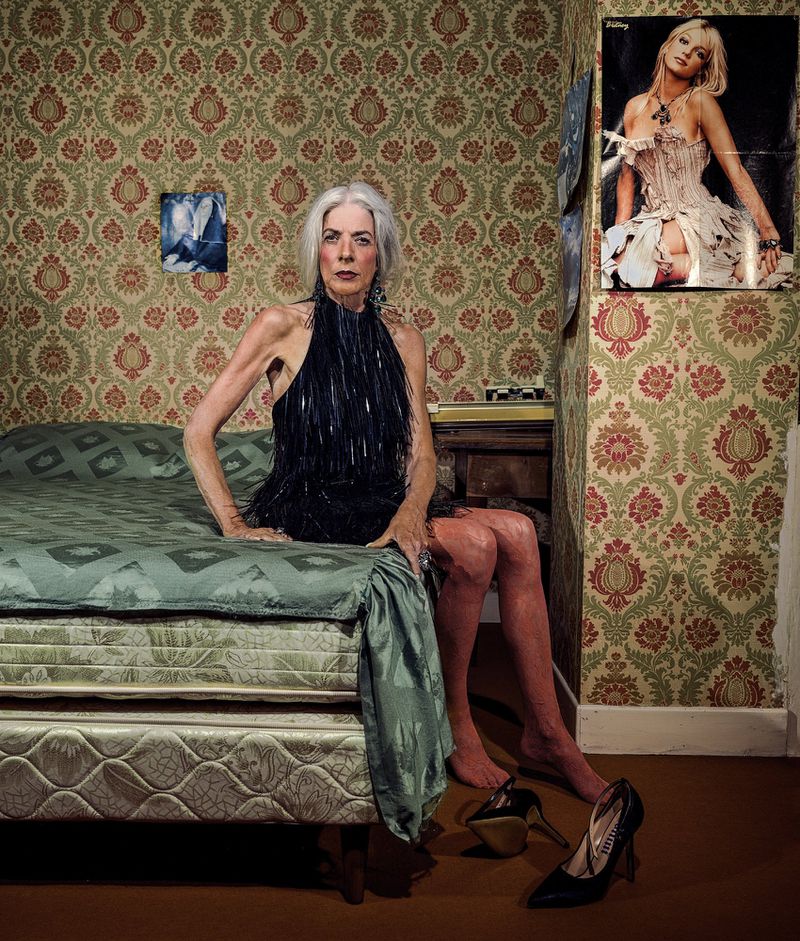Portrait de mode surréaliste dans une chambre aux motifs vintage