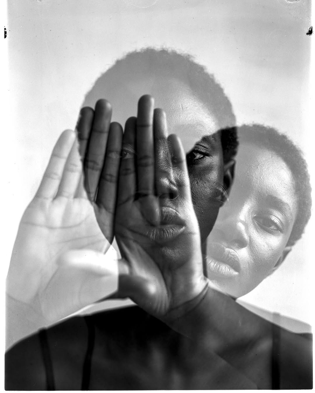 Portrait expérimental en noir et blanc superposant plusieurs visages et mains