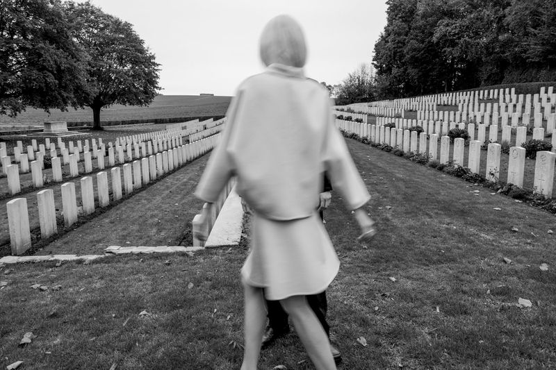 Silhouette en mouvement dans une allée de cimetière